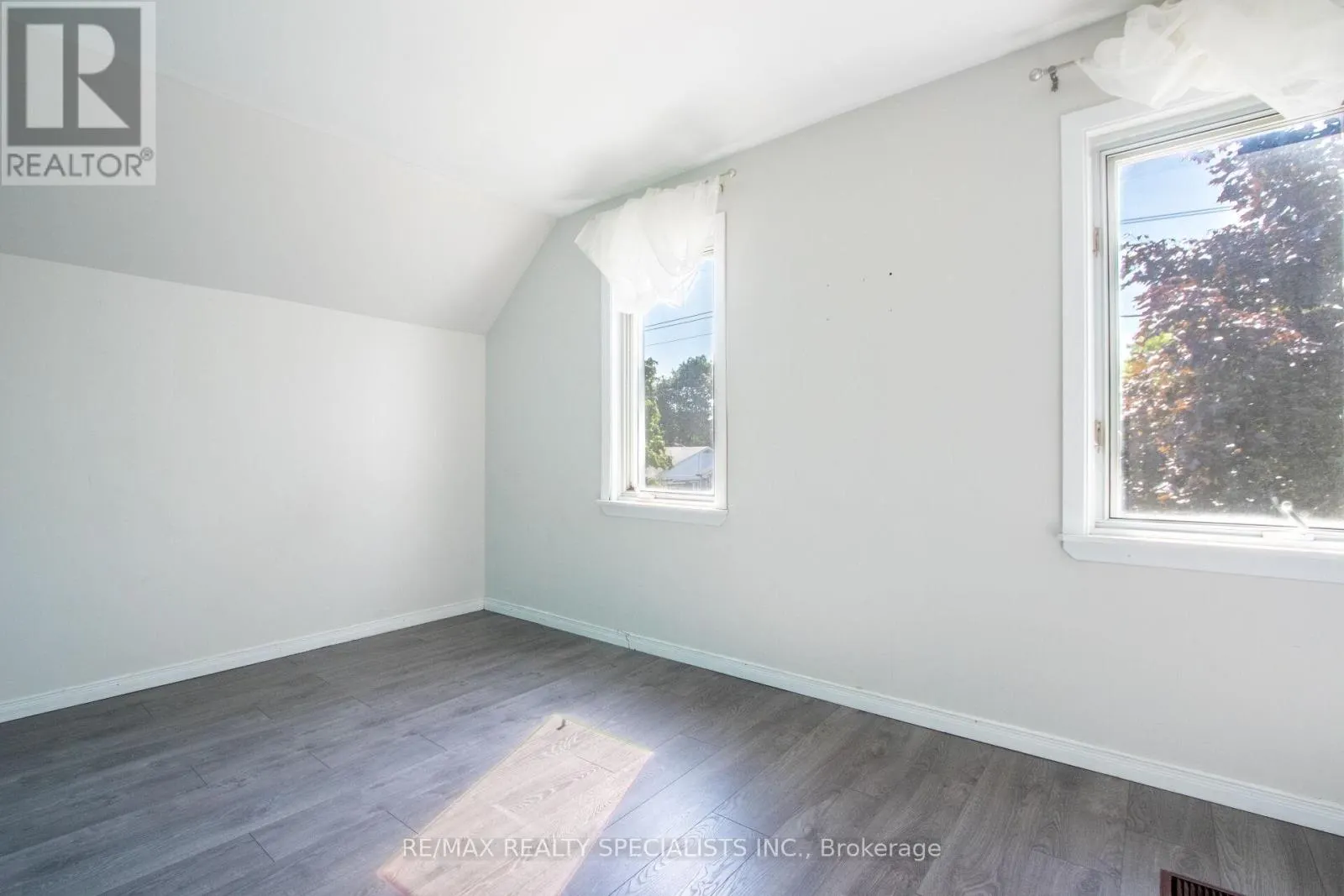 25 DUNDAS STREET W