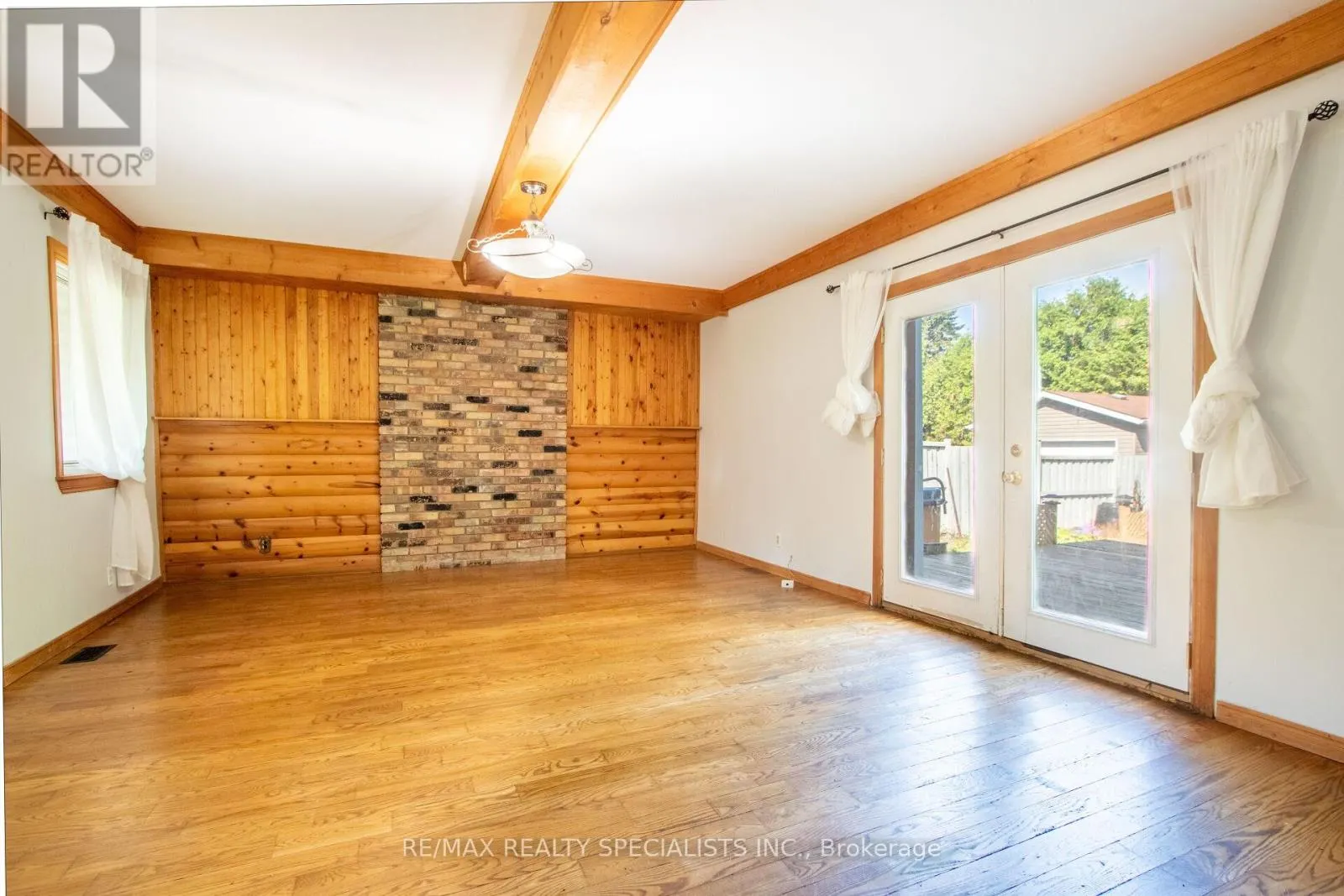 25 DUNDAS STREET W