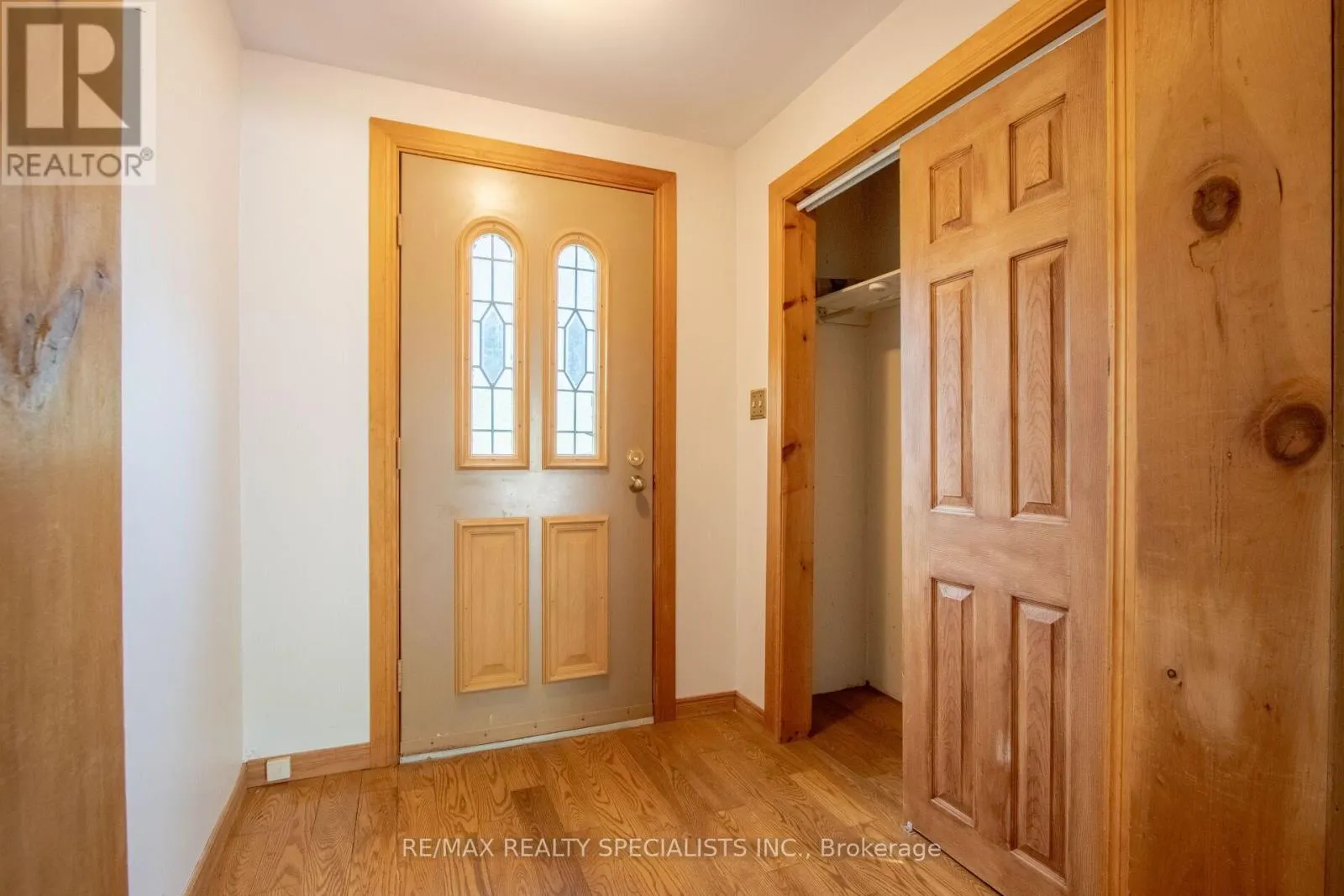 25 DUNDAS STREET W