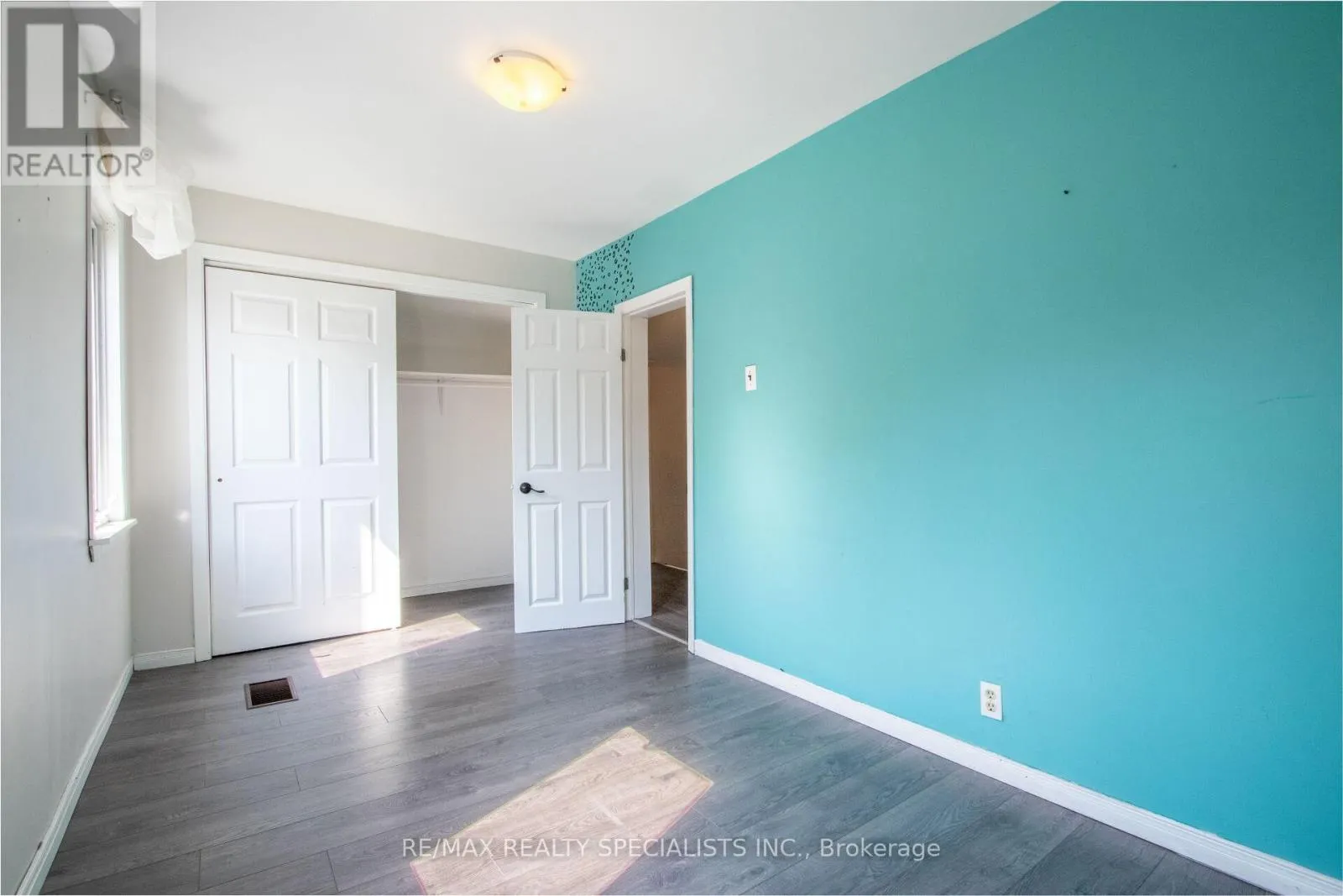 25 DUNDAS STREET W