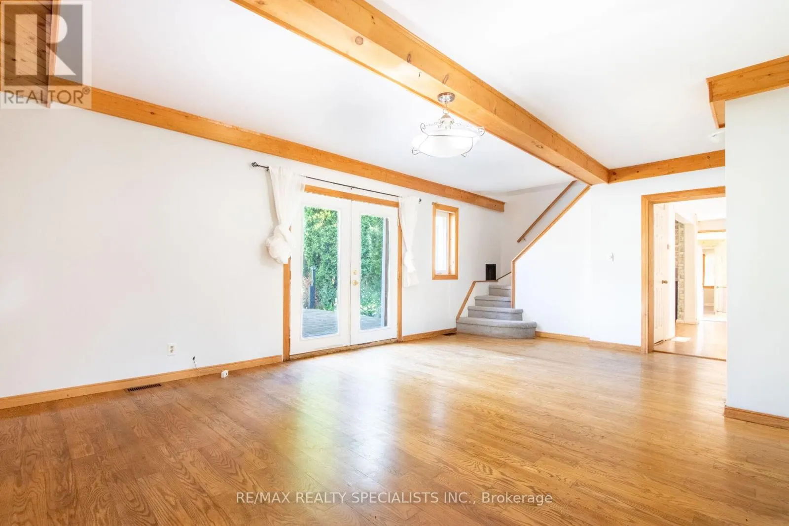 25 DUNDAS STREET W