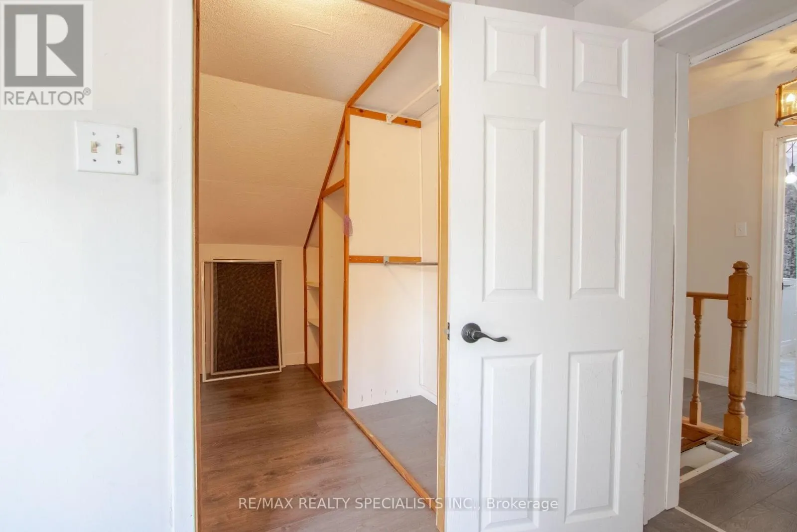 25 DUNDAS STREET W