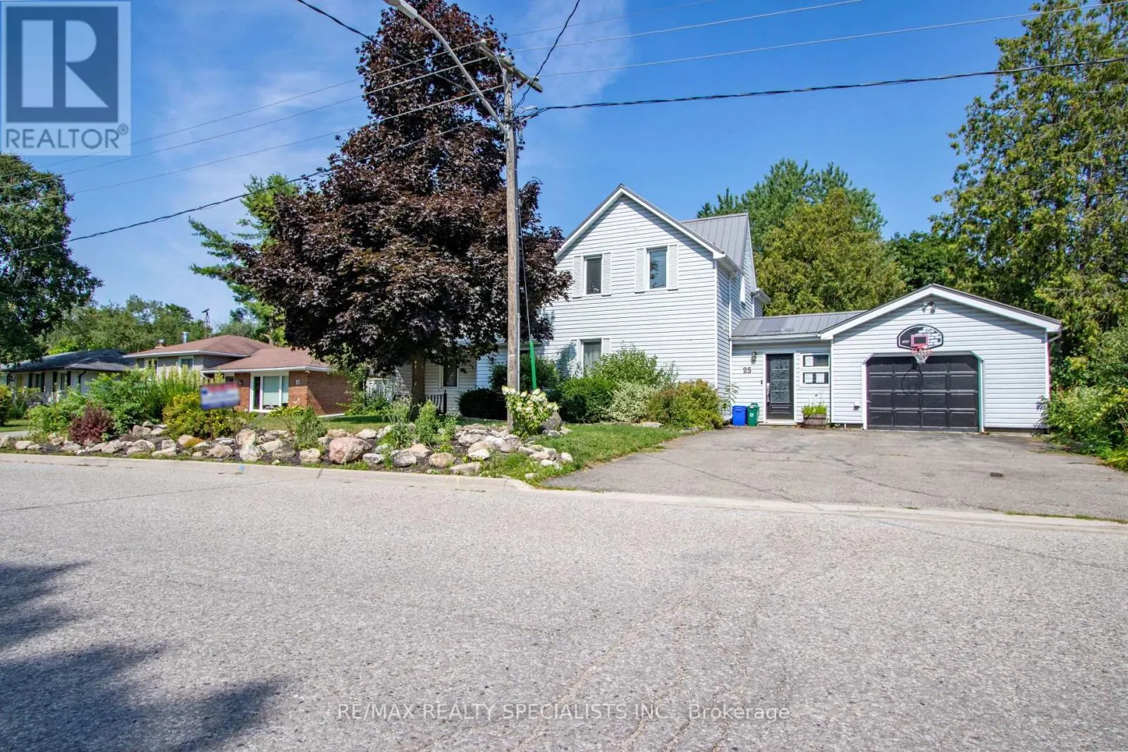 25 DUNDAS STREET W