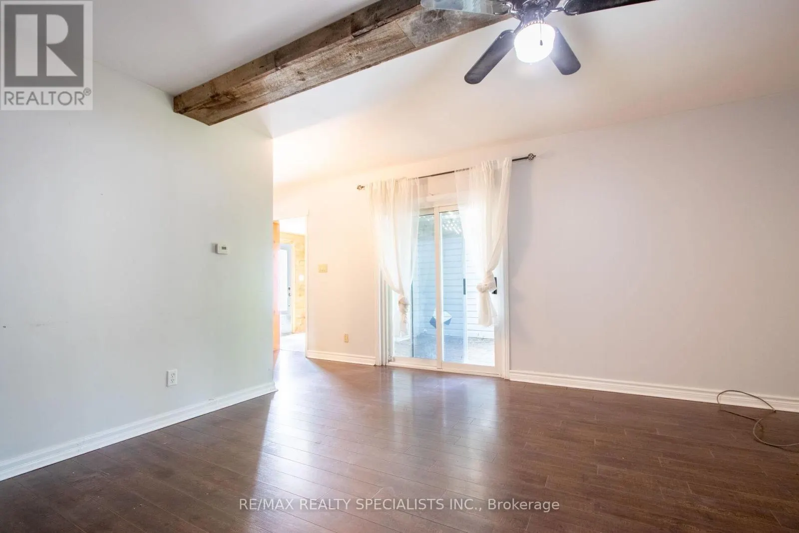 25 DUNDAS STREET W