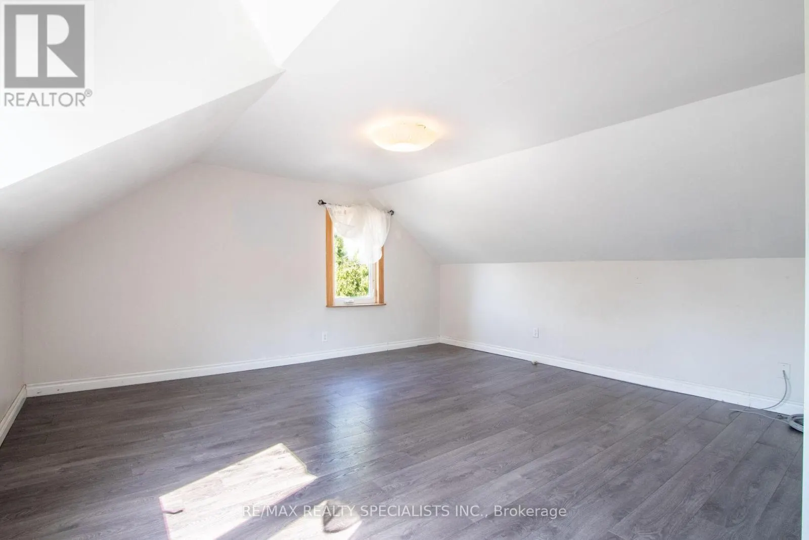 25 DUNDAS STREET W
