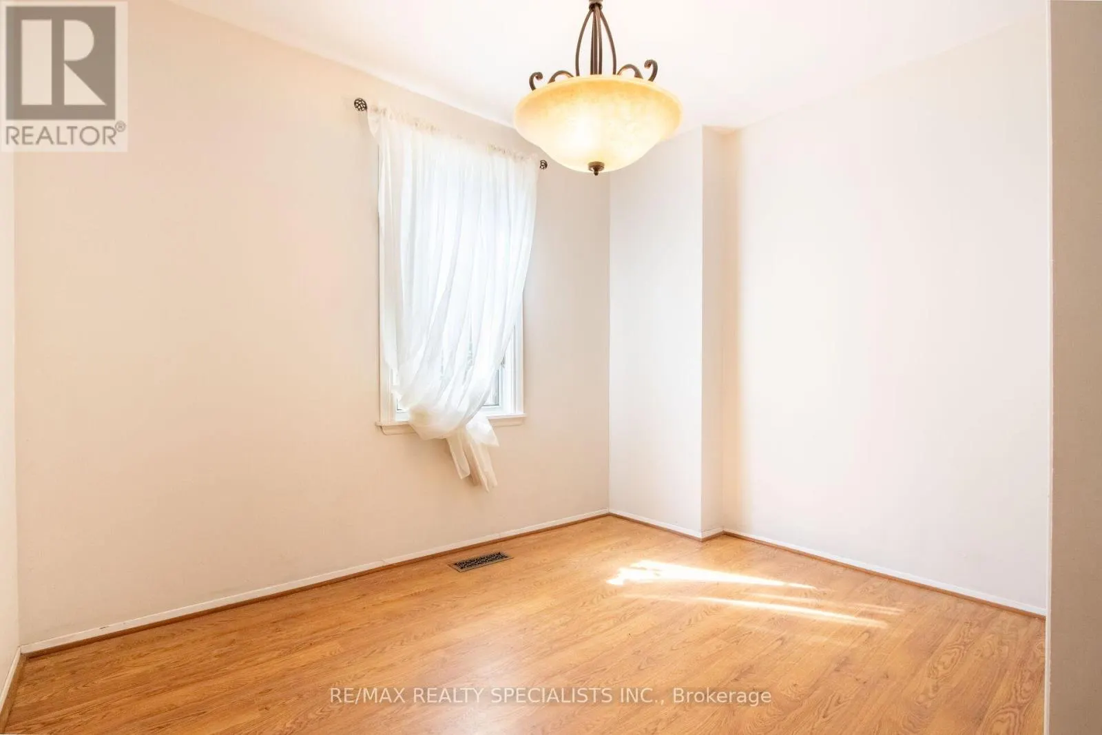 25 DUNDAS STREET W