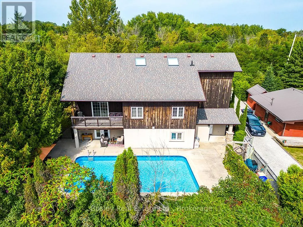 102 RIDGEVIEW DRIVE N