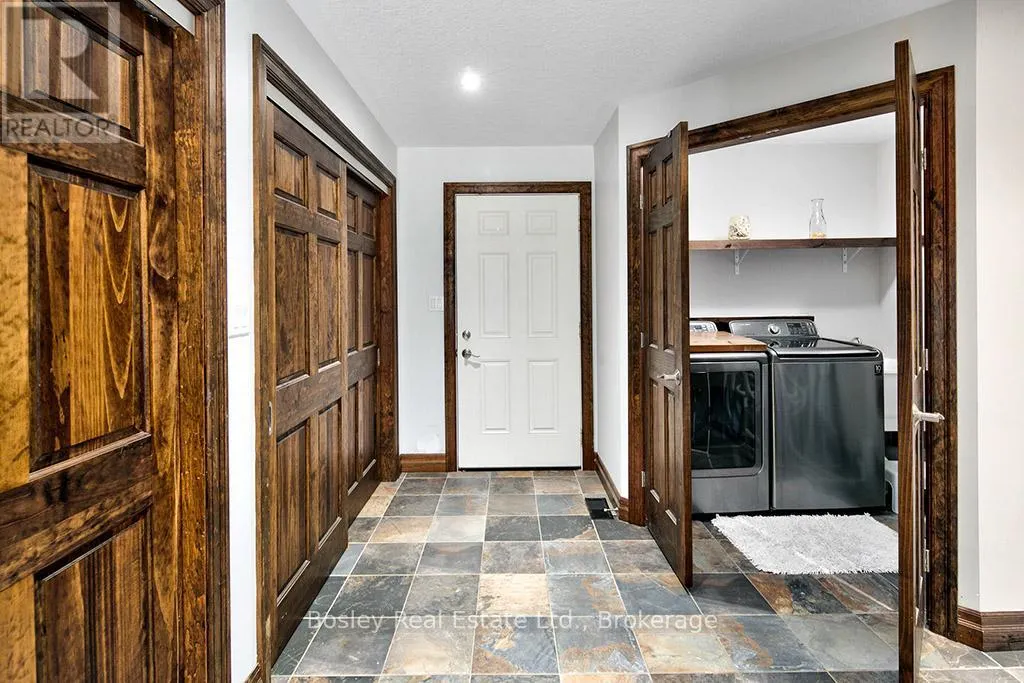 102 RIDGEVIEW DRIVE N
