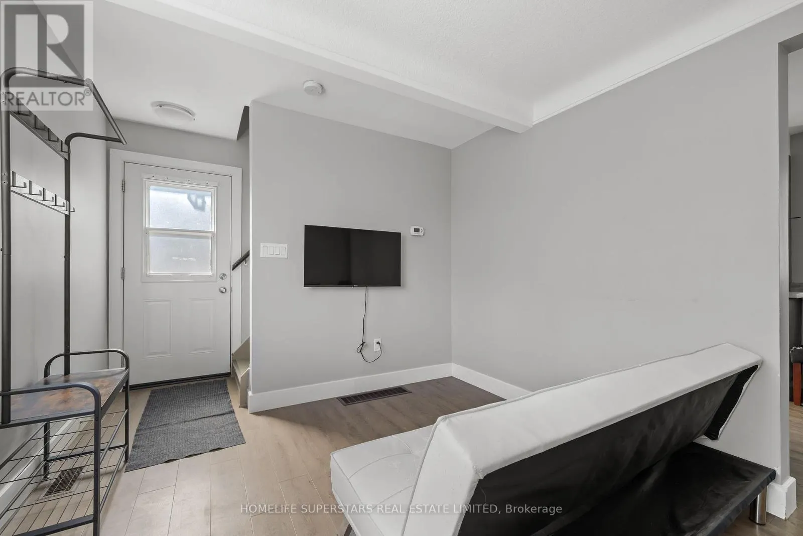 275 RAGLAN ROAD N