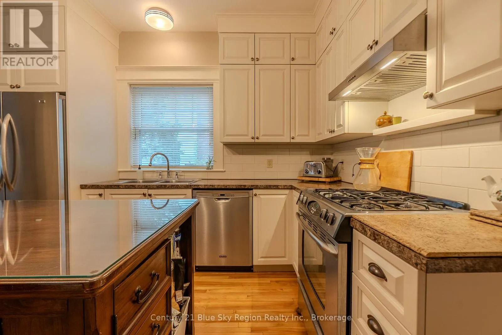 871 MAIN STREET W