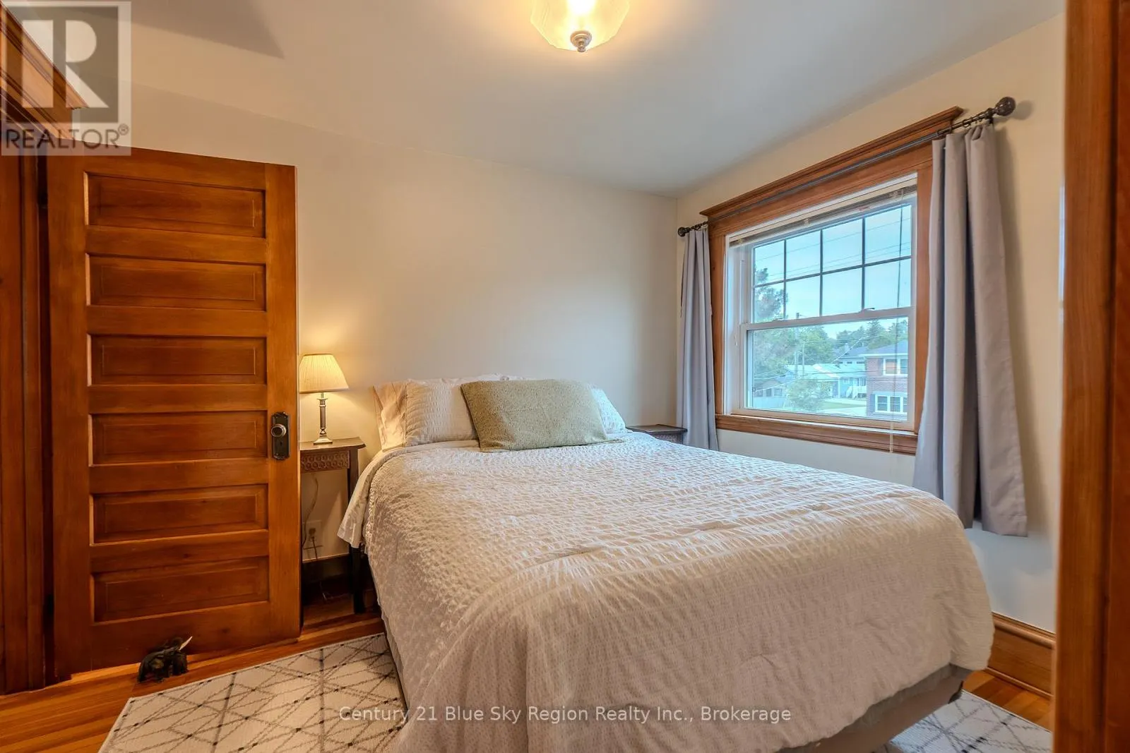 871 MAIN STREET W