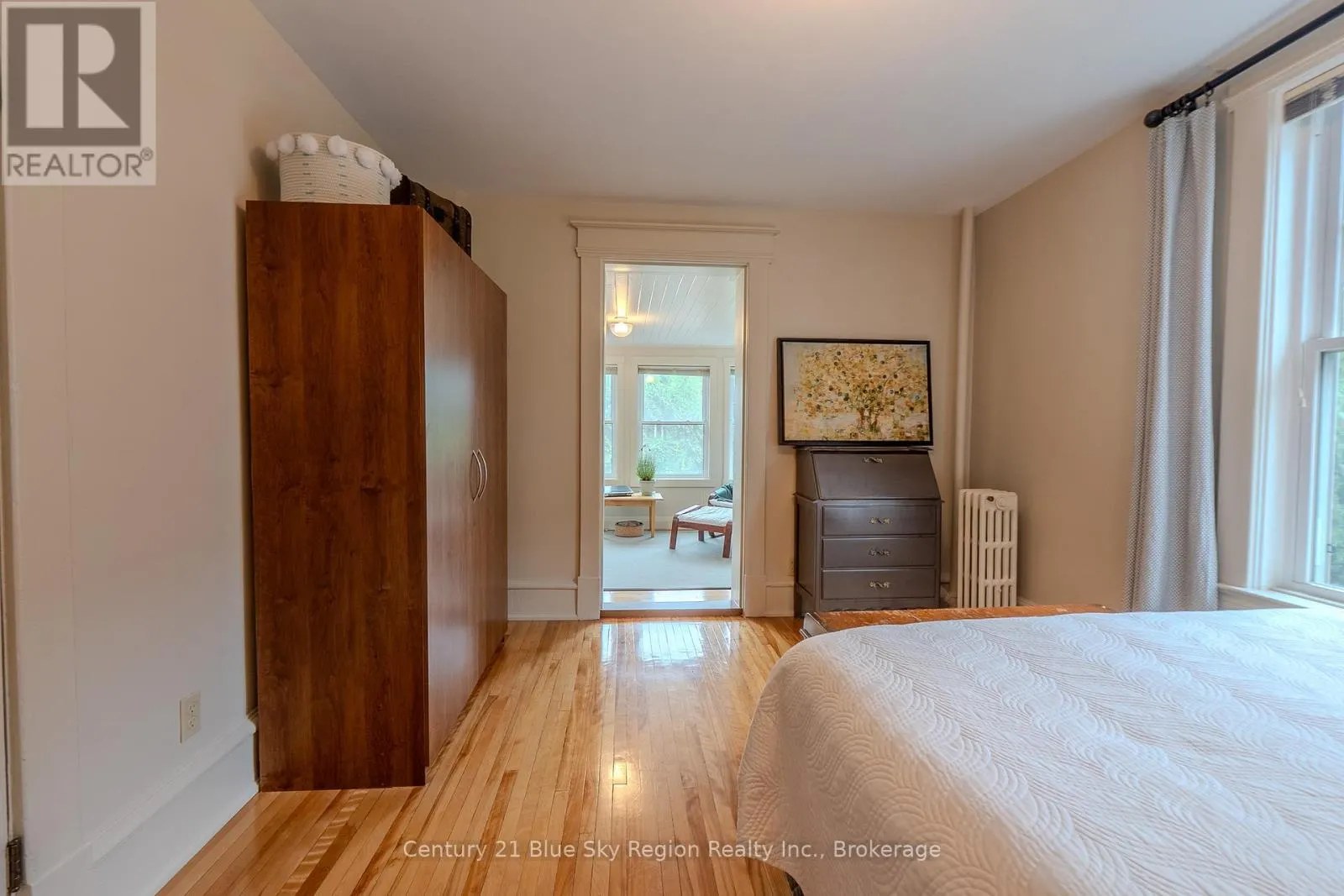 871 MAIN STREET W