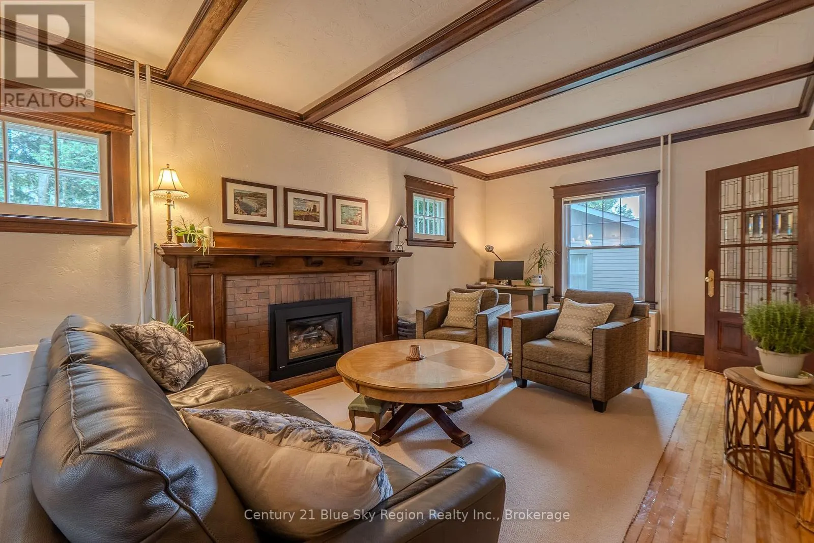871 MAIN STREET W