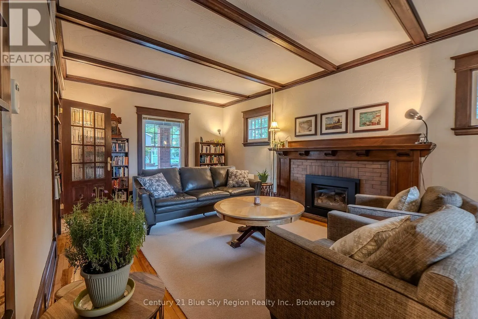871 MAIN STREET W