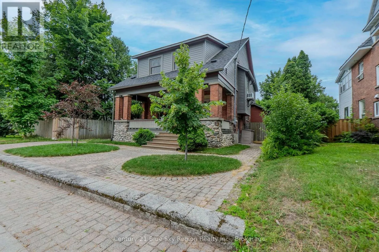 871 MAIN STREET W
