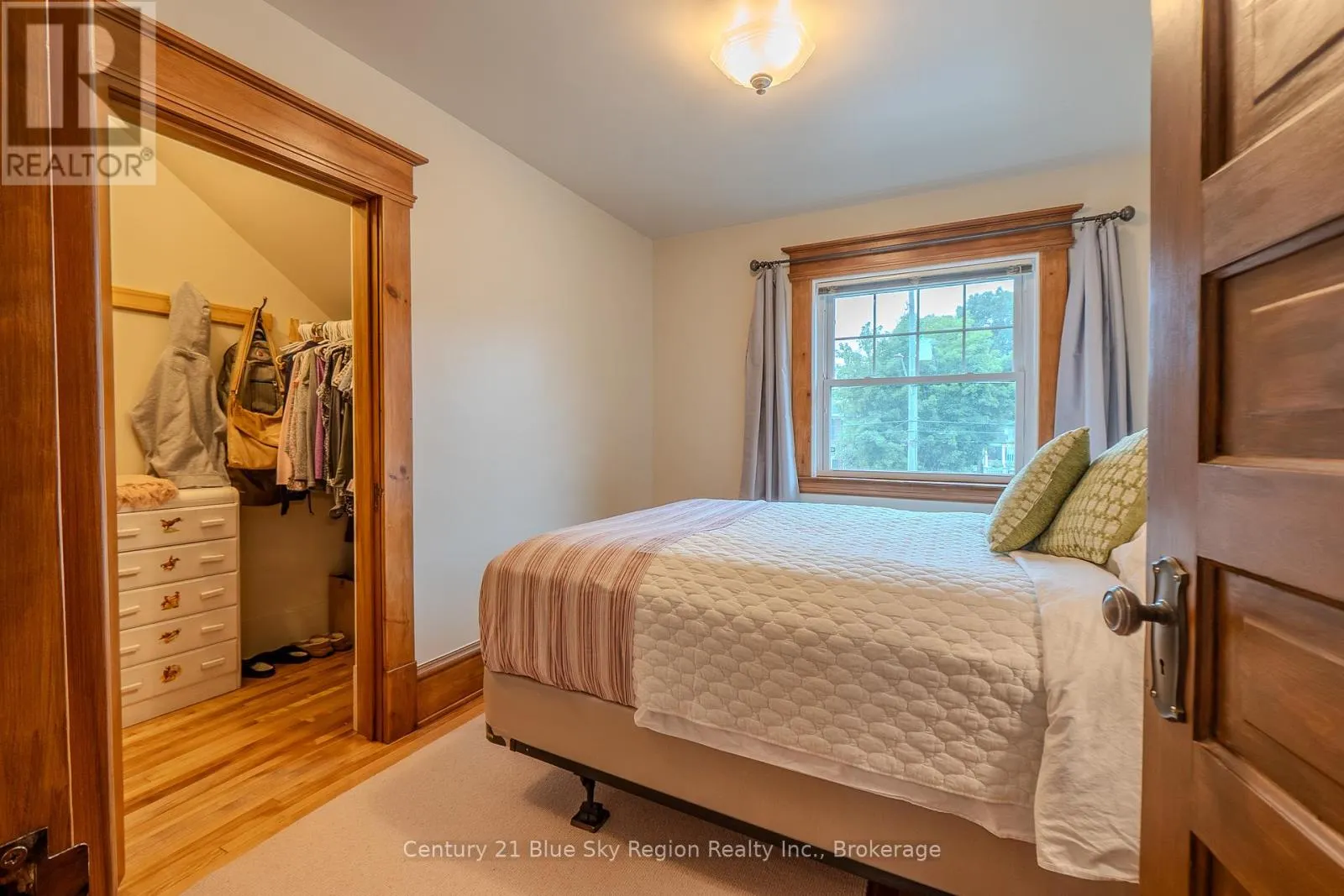 871 MAIN STREET W
