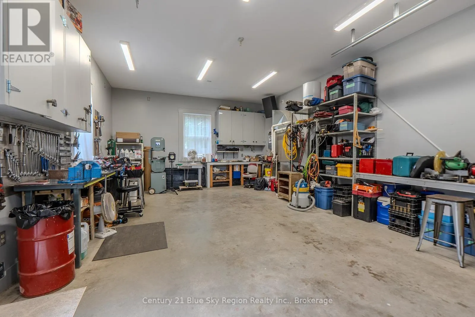 871 MAIN STREET W