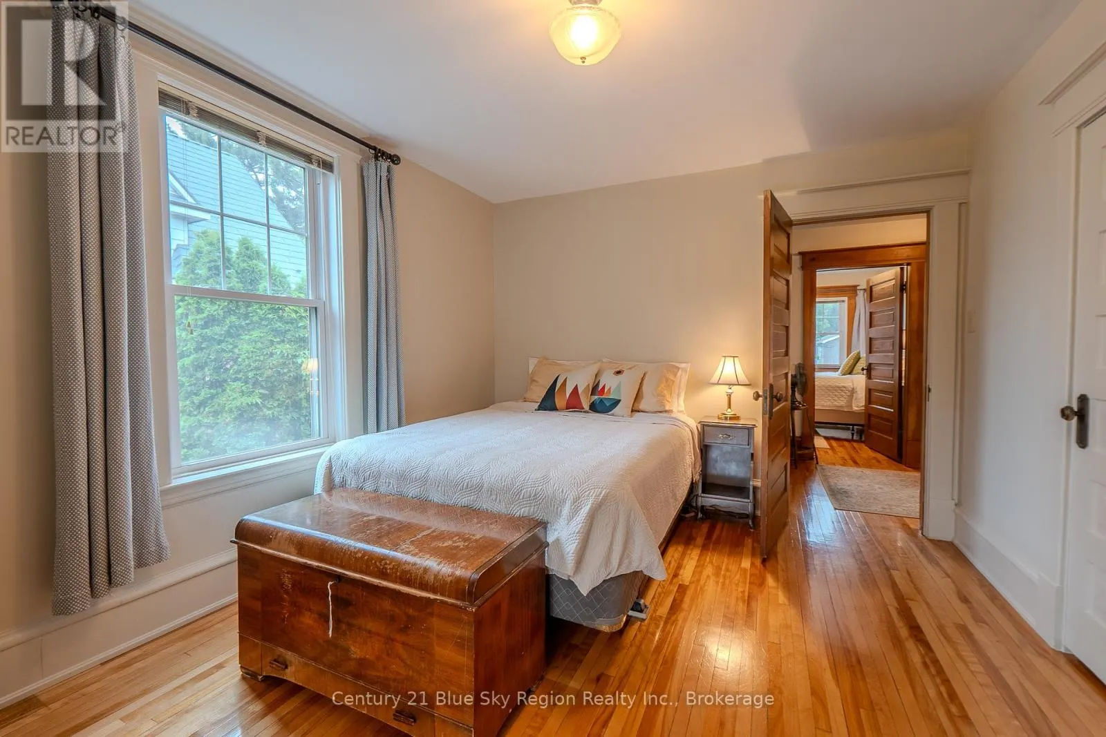 871 MAIN STREET W