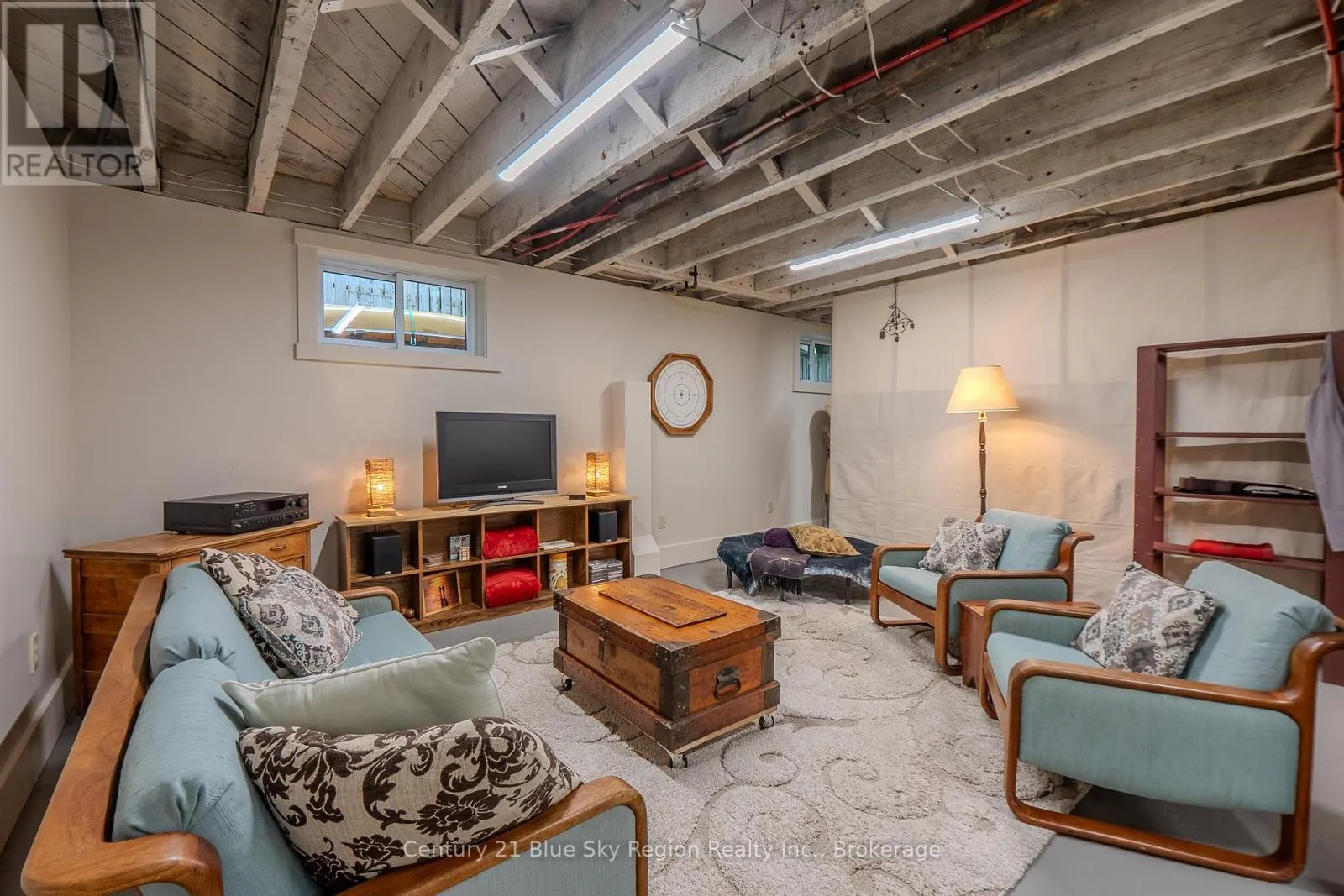 871 MAIN STREET W