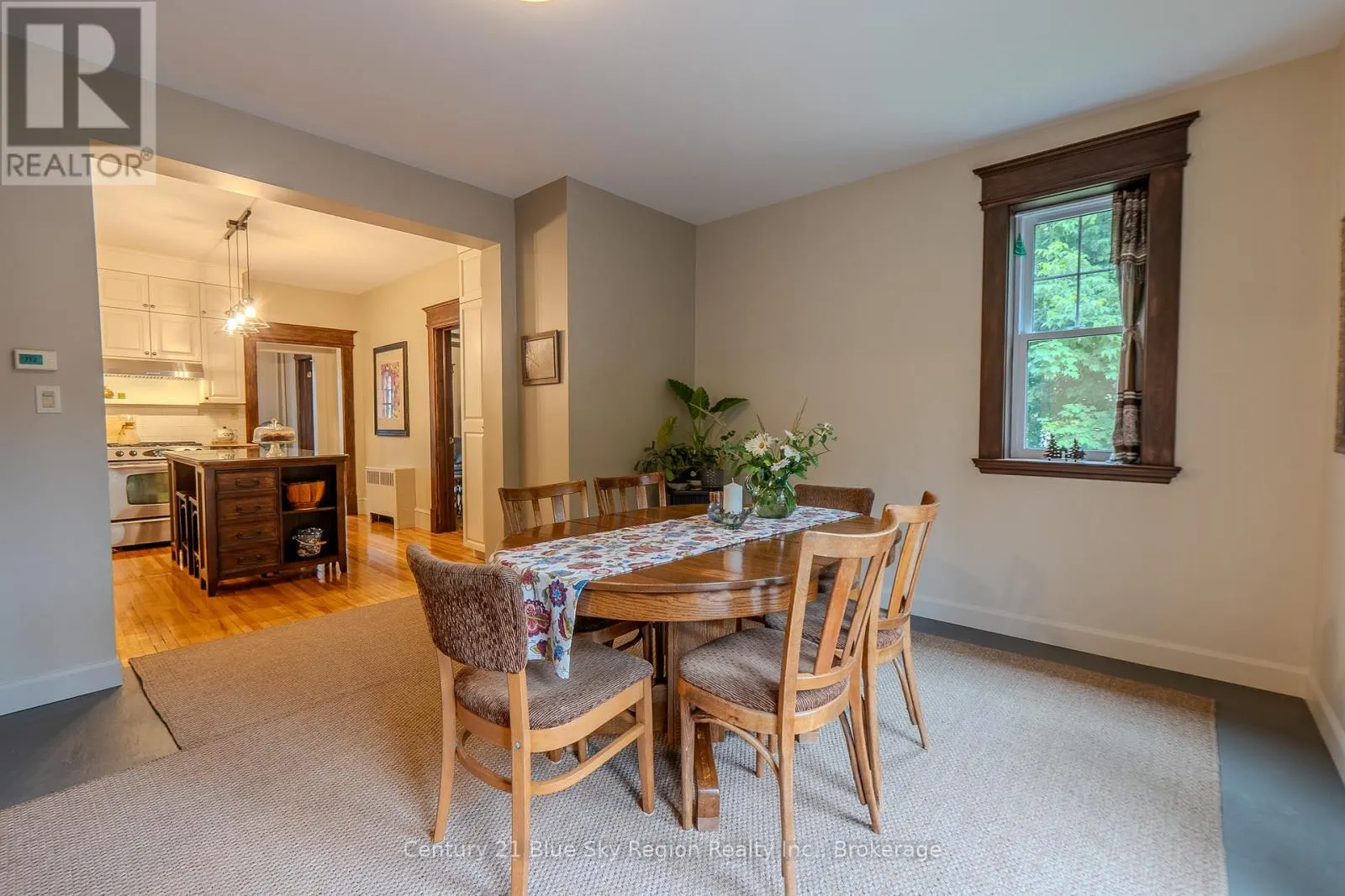 871 MAIN STREET W