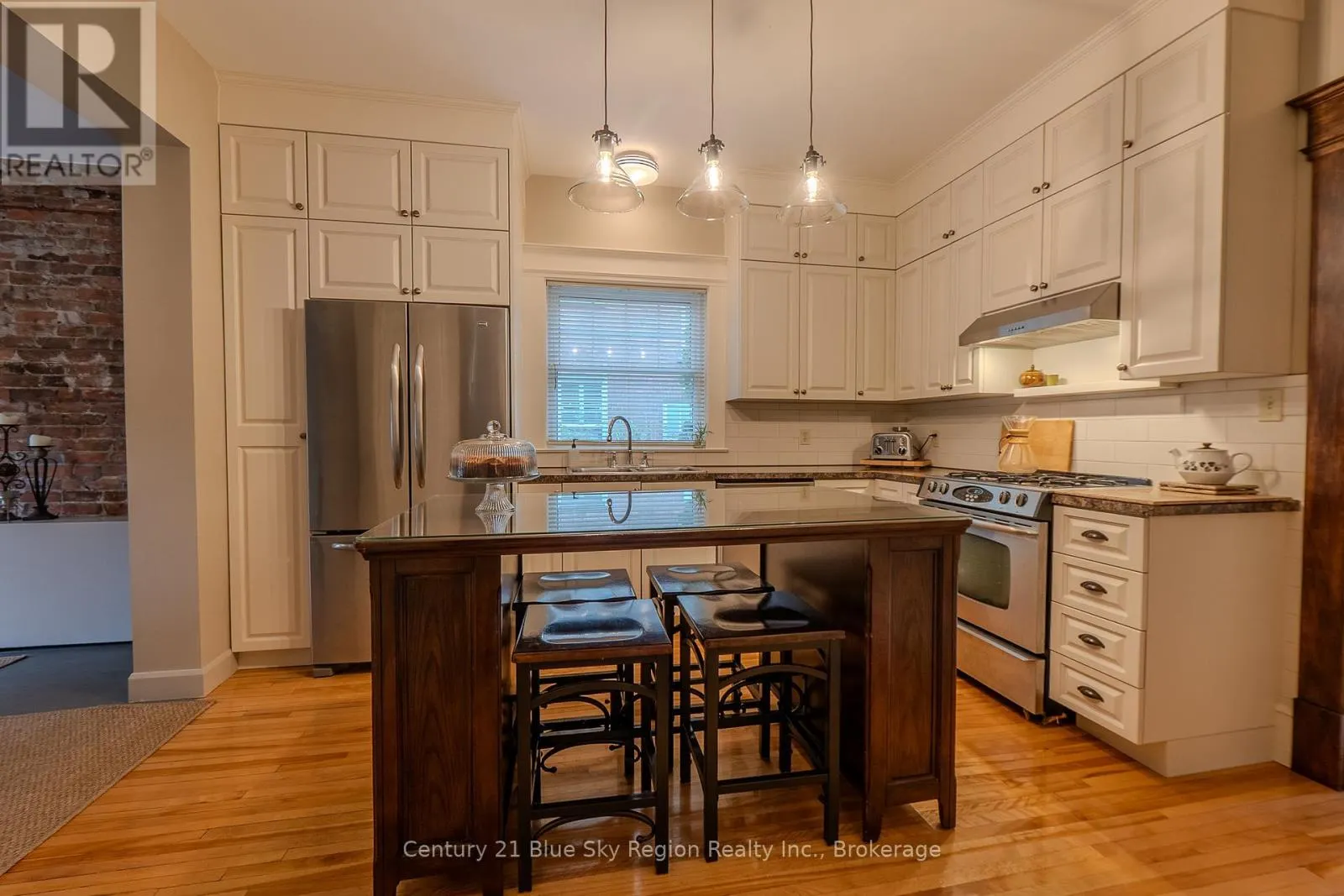 871 MAIN STREET W