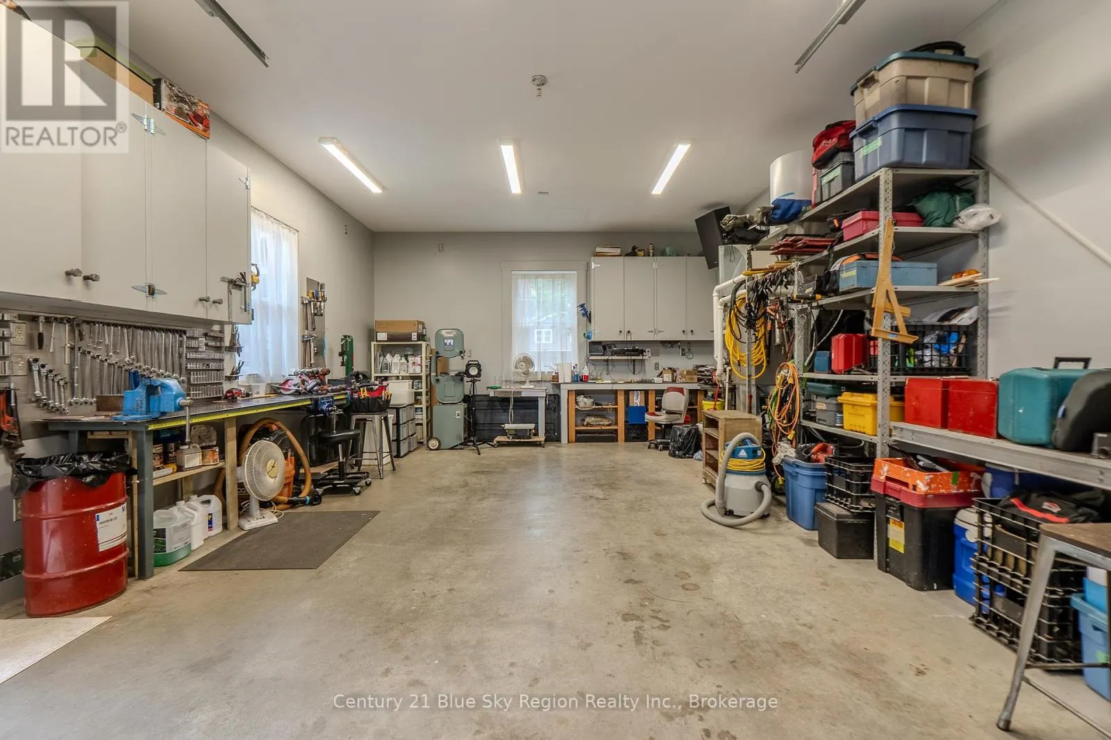 871 MAIN STREET W