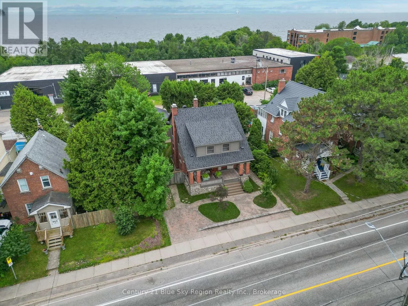 871 MAIN STREET W