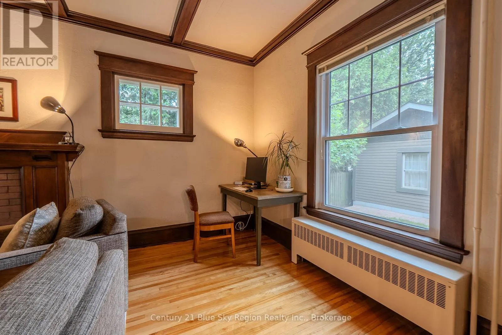 871 MAIN STREET W