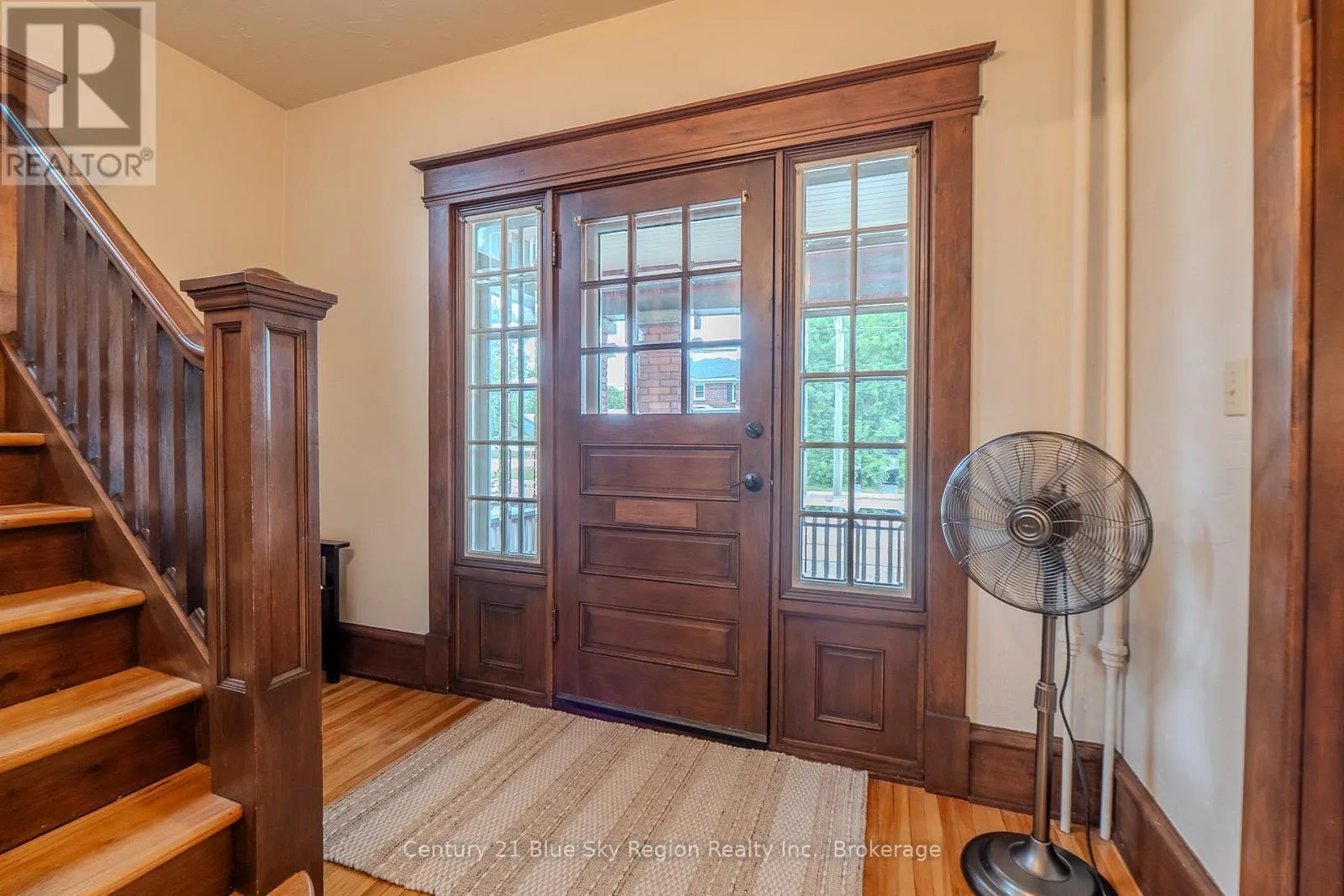 871 MAIN STREET W