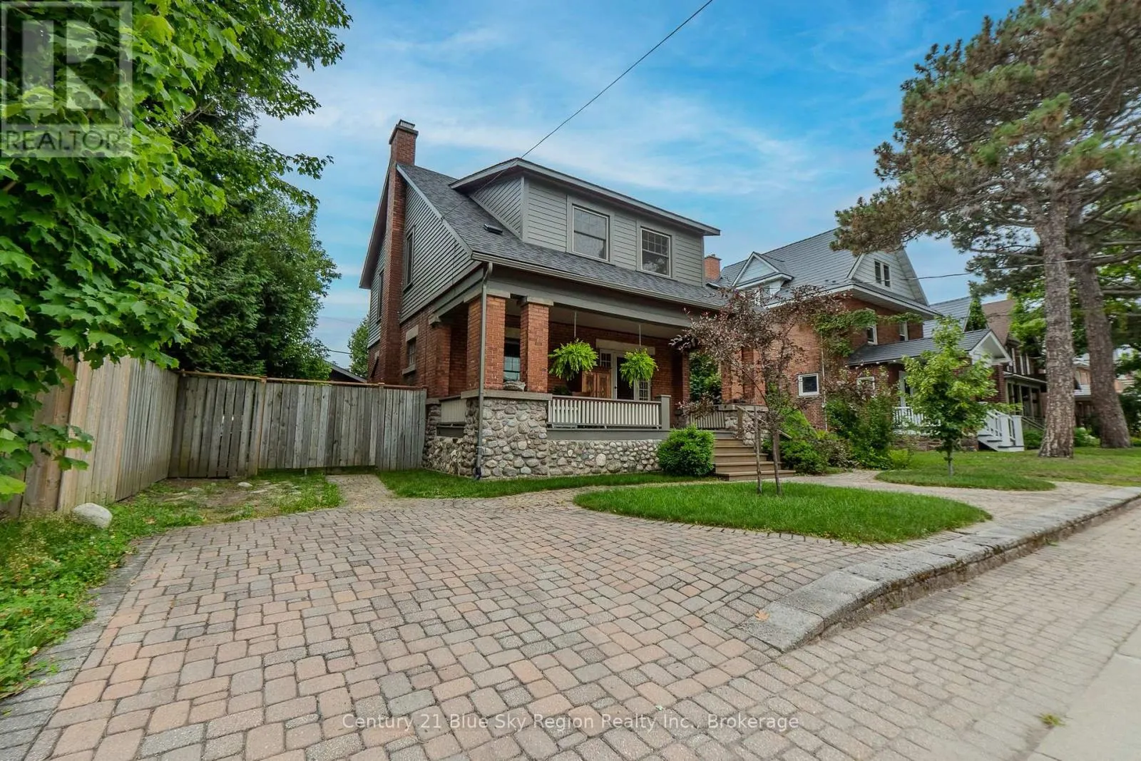871 MAIN STREET W