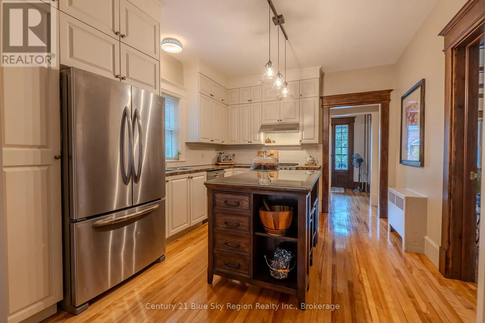 871 MAIN STREET W