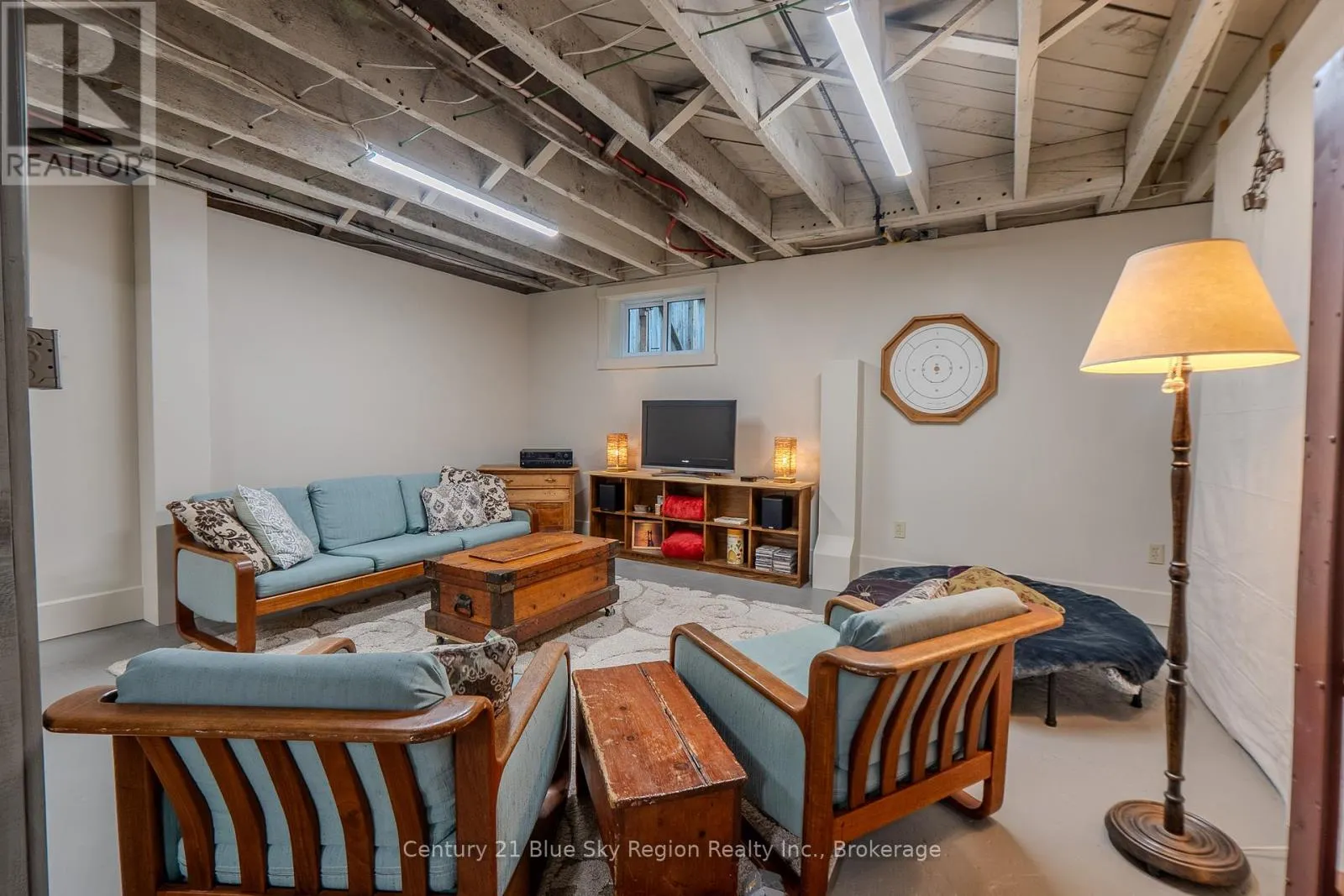 871 MAIN STREET W