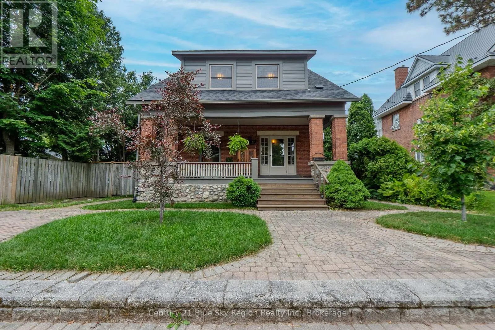 871 MAIN STREET W