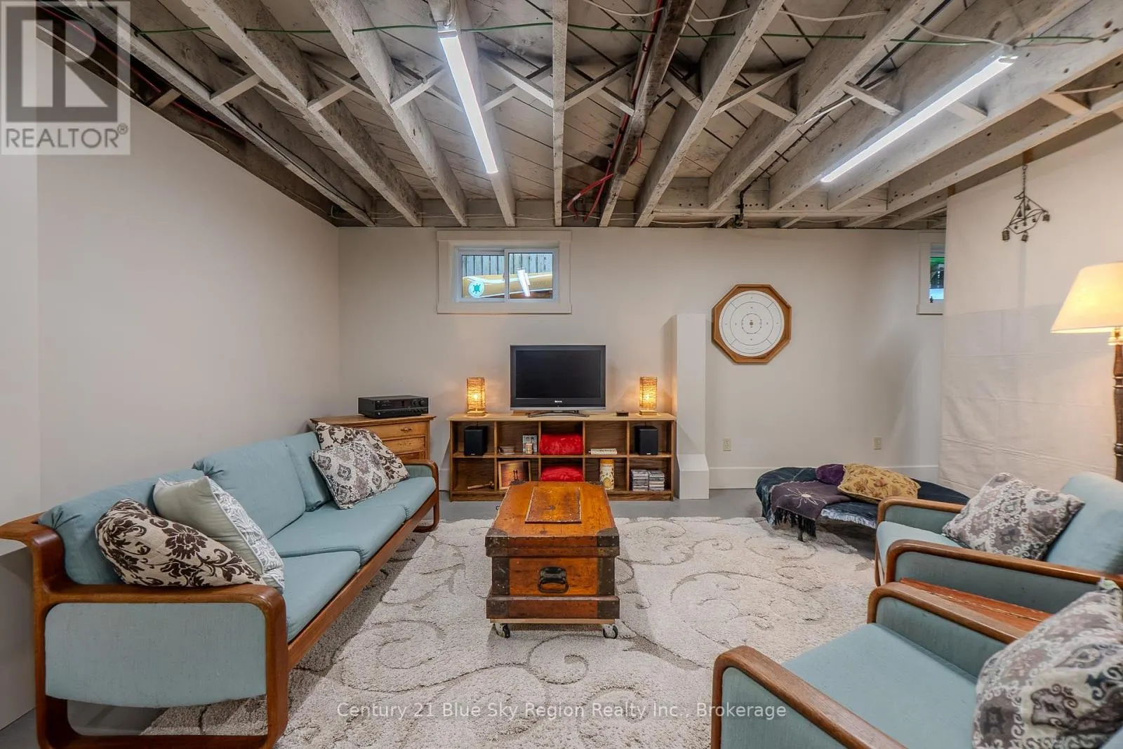 871 MAIN STREET W