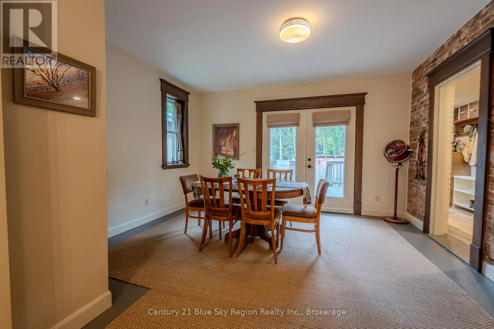 871 MAIN STREET W