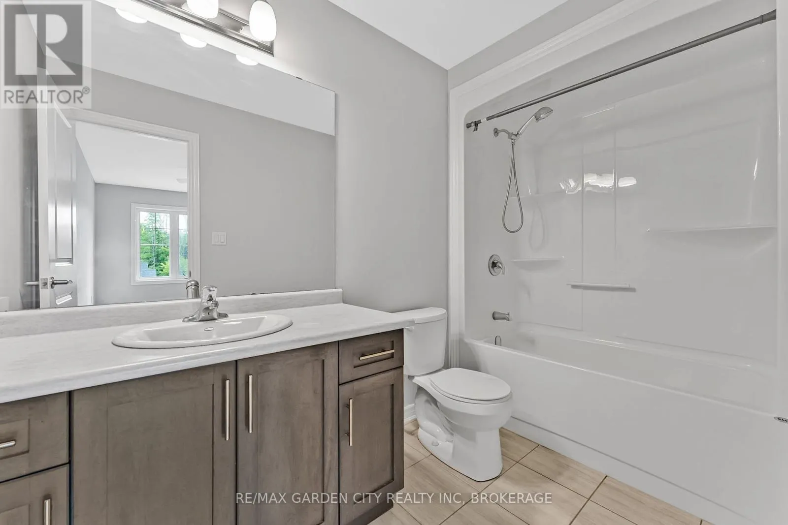 4 - 340 PROSPECT POINT ROAD N, #4