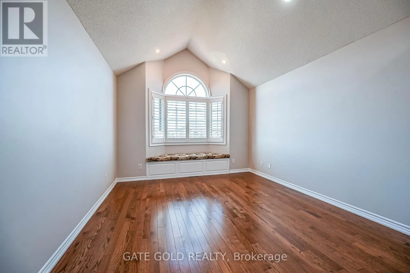 228 HIGHLAND ROAD W
