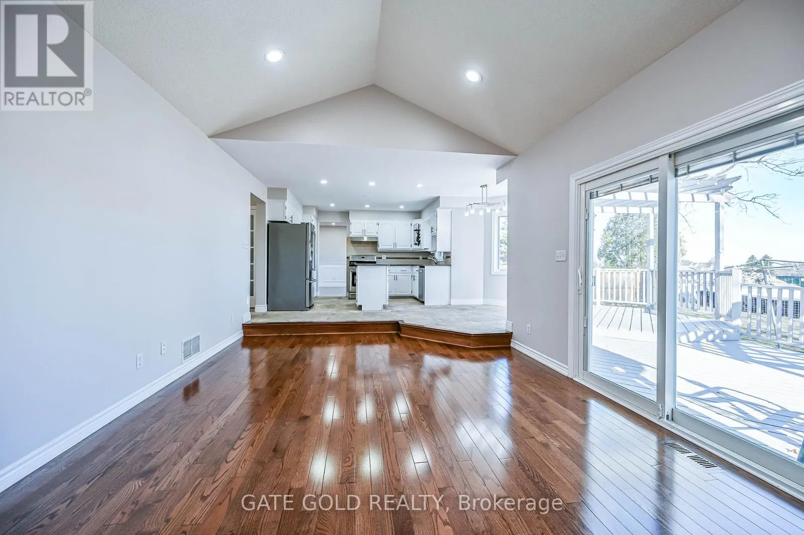 228 HIGHLAND ROAD W