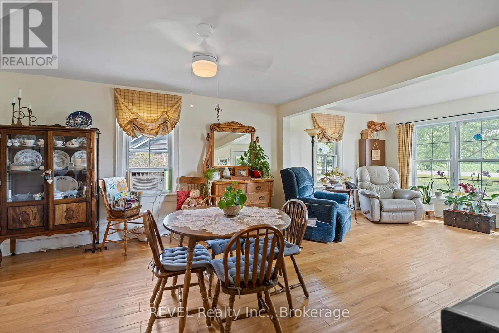 1555 MERRITTVILLE HIGHWAY