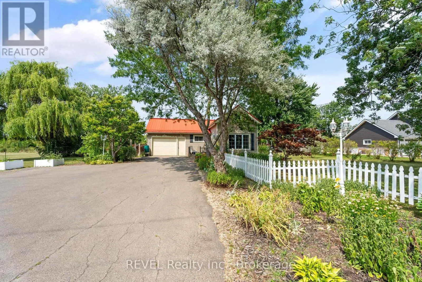1555 MERRITTVILLE HIGHWAY