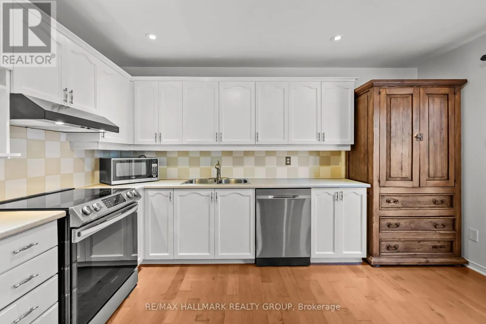 6020 LONGLEAF DRIVE