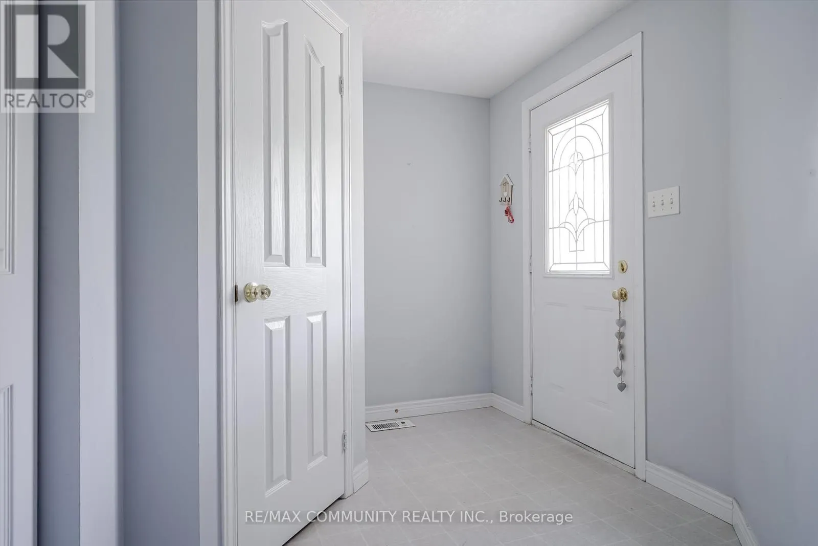 MAIN LEVEL - 650 SPINNAKER CRESCENT