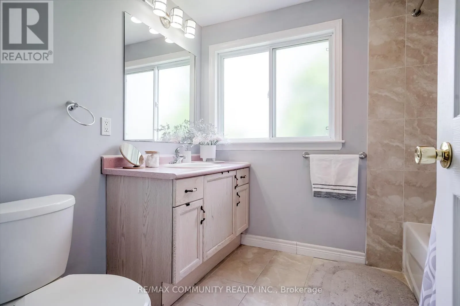 MAIN LEVEL - 650 SPINNAKER CRESCENT