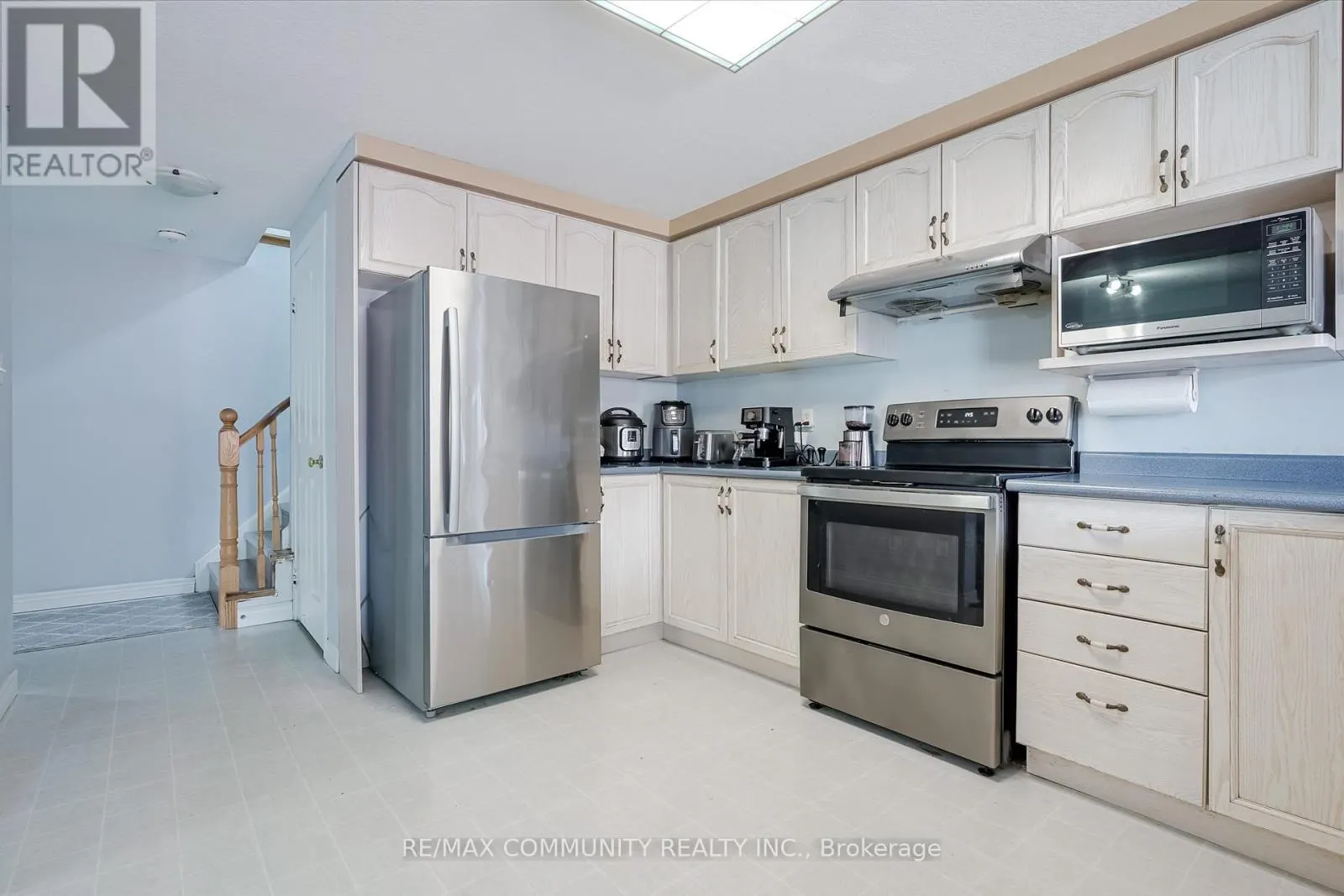 MAIN LEVEL - 650 SPINNAKER CRESCENT