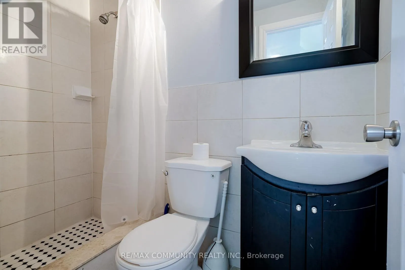 MAIN LEVEL - 650 SPINNAKER CRESCENT
