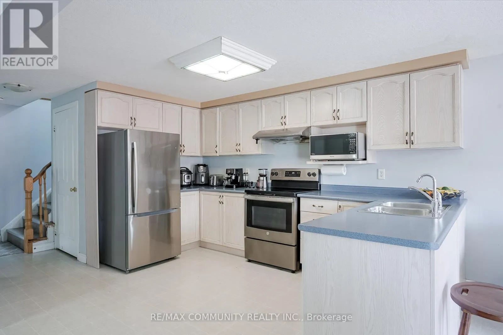 MAIN LEVEL - 650 SPINNAKER CRESCENT