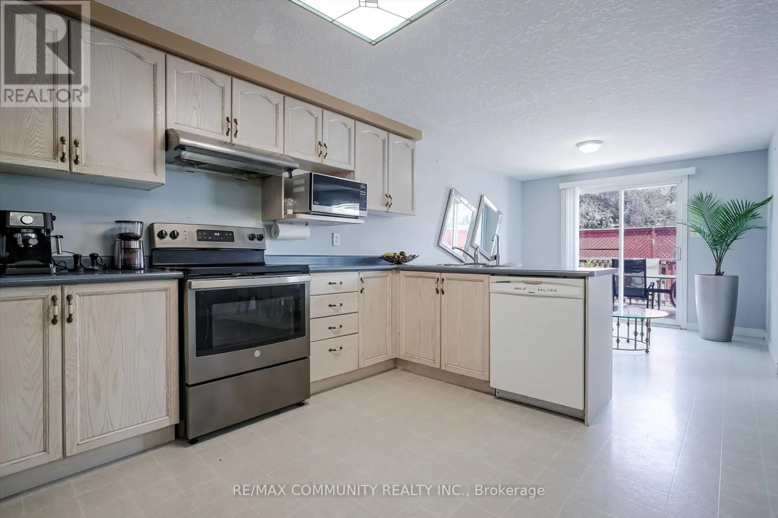 MAIN LEVEL - 650 SPINNAKER CRESCENT