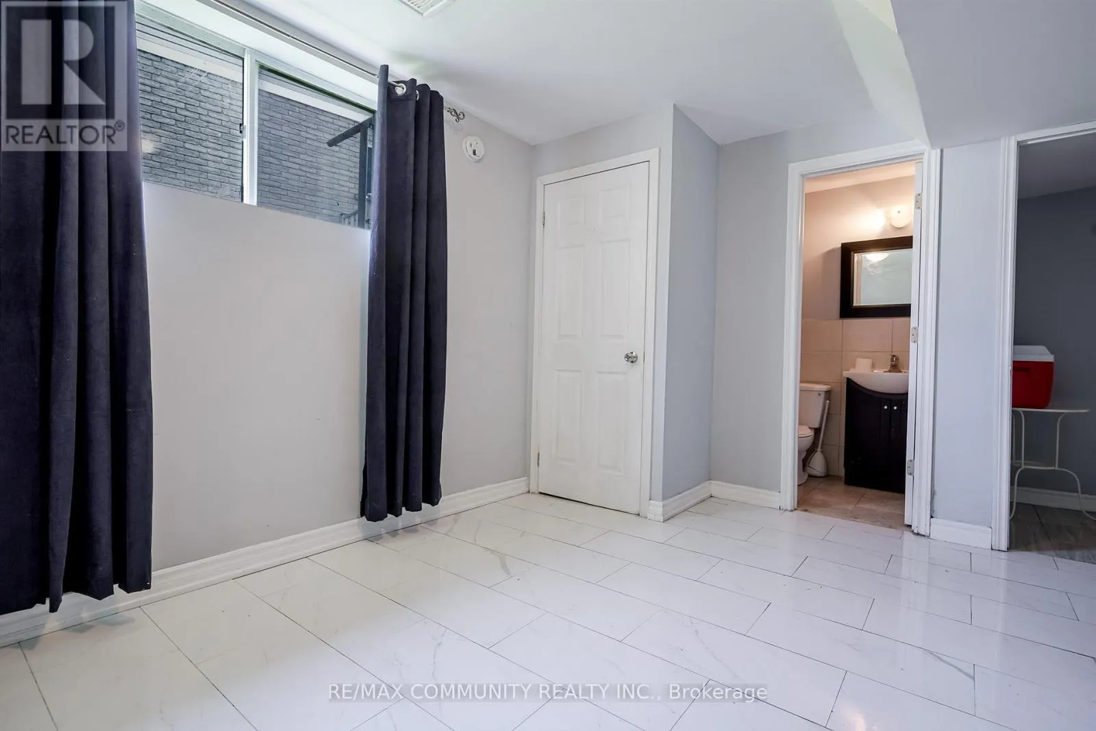 MAIN LEVEL - 650 SPINNAKER CRESCENT