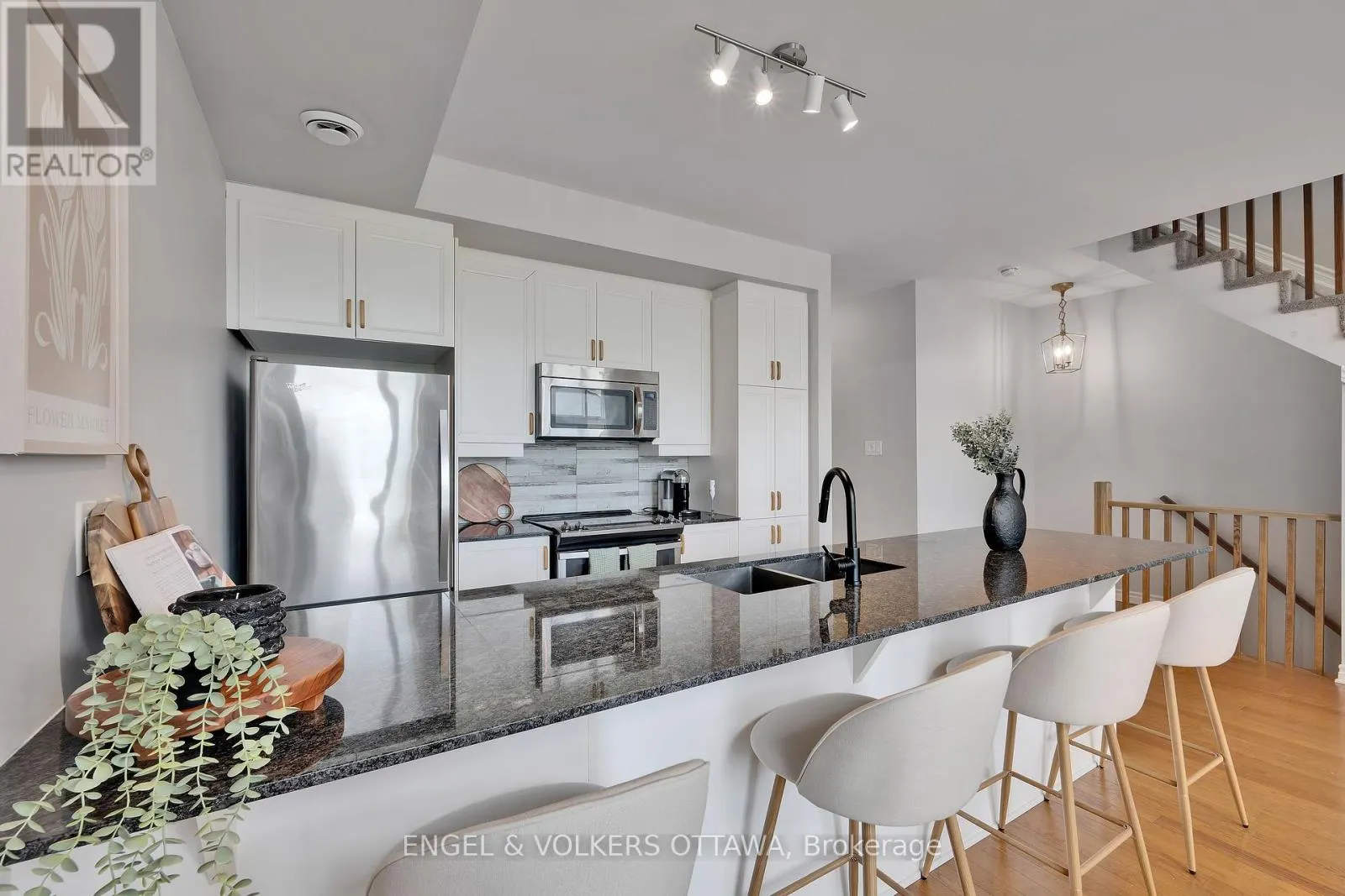 262 PEMBINA PRIVATE