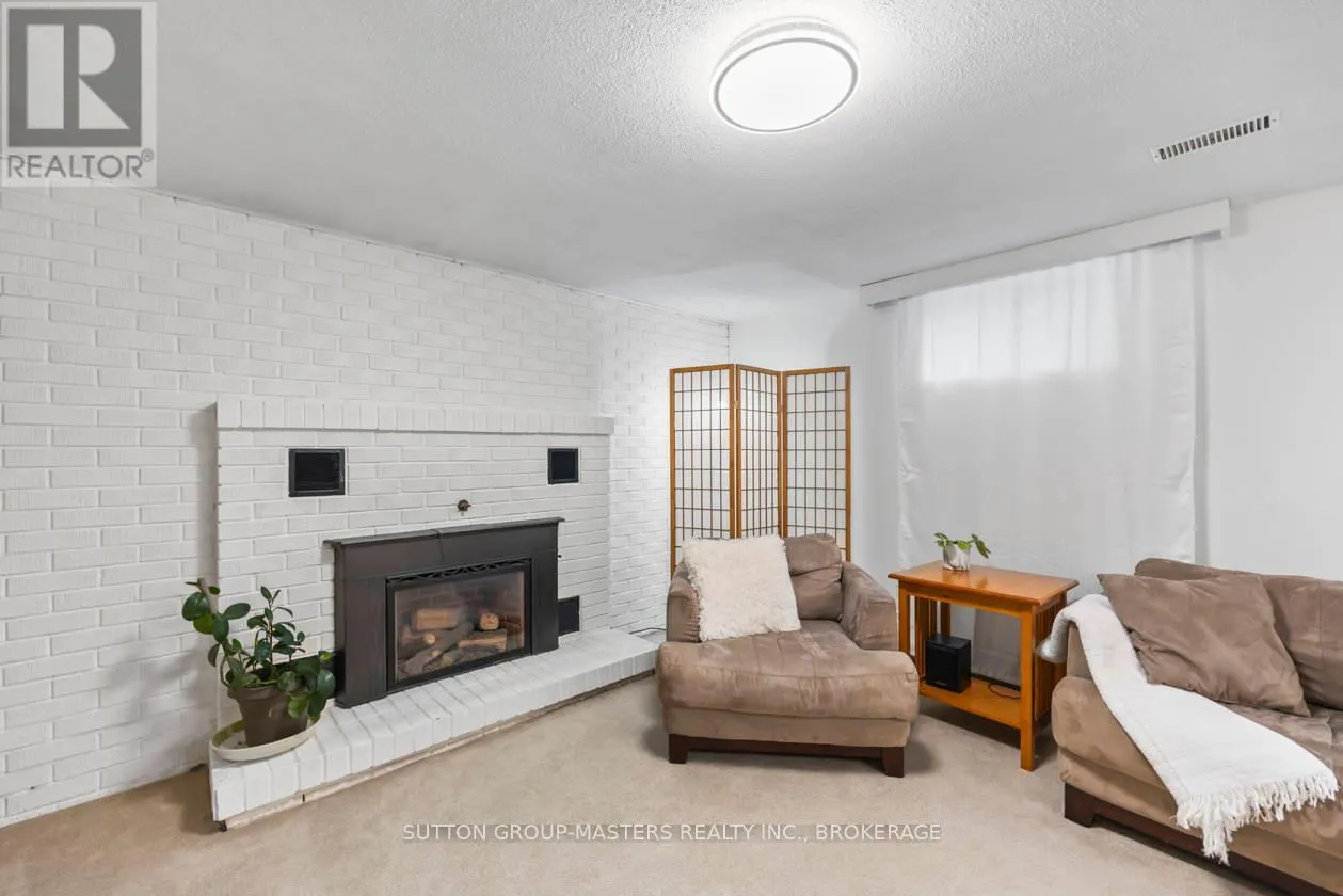 984 AMBLESIDE CRESCENT